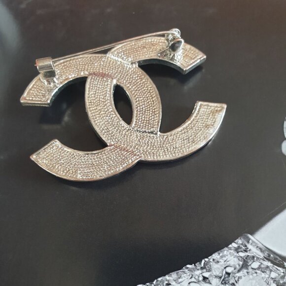 Women Metal Black Round Pearls Brooch Pin Casual Formal Accessory Jewelry Gift - Picture 5 of 5